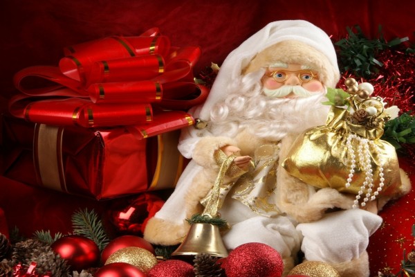 Figura de Papá Noel y regalos navideños