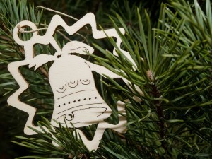 Postal: Campana blanca de madera adornando en el árbol de Navidad