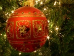 Un preciosa bola en el árbol de Navidad