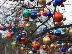 Bolas de Navidad multicolores colgadas de un árbol
