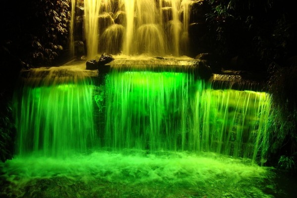 Cascada iluminada en el Festival anual de luces de Nueva Zelanda