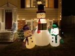 Tres muñecos de nieve iluminados como decoración de Navidad