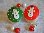 Unos cupcakes y bolas de Navidad
