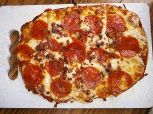 Un rica pizza casera de pepperoni