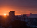 Los últimos rayos del sol sobre la ciudad