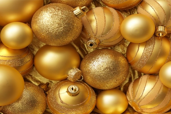 Bolas doradas para adornar en los días festivos