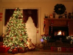 Maravilloso árbol de Navidad junto a una chimenea