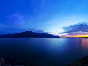Postal: Lago de Ginebra visto al anochecer desde la ciudad de Montreux (Suiza)
