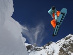 Gran salto con la tabla de Snowboard