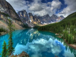 Lago Moraine en el Parque Nacional Banff (Alberta, Canadá)