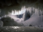 Gran catarata vista desde una cueva helada