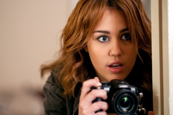 Miley Cyrus con una cámara de fotos