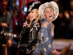 Las cantantes Miley Cyrus y Madonna
