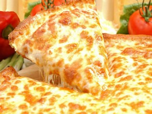 Postal: Una deliciosa pizza con abundante queso