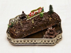 Tronco de Navidad de chocolate relleno con mermelada de frambuesa