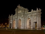 Puerta de Alcalá con luces navideñas (Madrid, España)