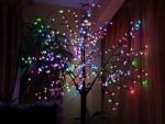 Un árbol con luces de colores encendidas en Navidad