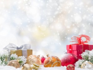 Postal: Regalos y adornos de Navidad en la nieve