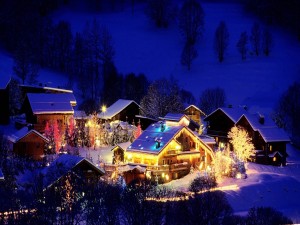 Noche de Navidad en una pequeña aldea cubierta de nieve