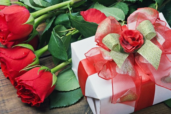 Rosas rojas y un regalo