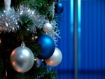 Adornos colgados de un árbol de Navidad