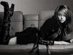 Miley Cyrus sobre un sofá