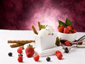 Postal: Un delicioso helado y frutas rojas frescas