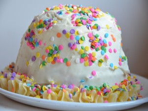 Un pastel cubierto de sprinkles de colores