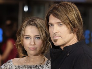 Miley Cyrus junto a su padre