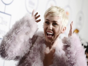 La cantante Miley Cyrus risueña