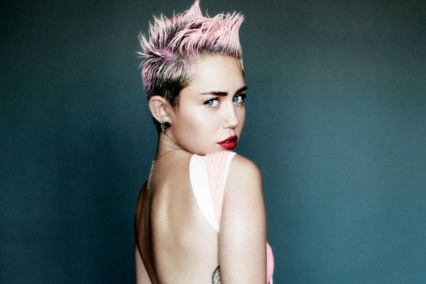 Miley Cyrus con el pelo rosa