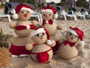 Postal: Muñecos navideños en la arena
