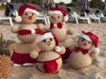Muñecos navideños en la arena