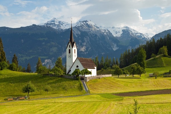 Iglesia en medio de un campo