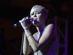 Miley Cyrus cantando sobre un escenario