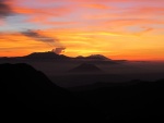 Cielo con bonitos colores al amanecer sobre unas montañas