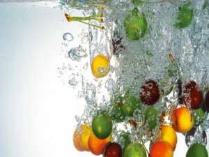 Postal: Frutas en el agua