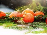 Bolas naranjas cubiertas de copos de nieve en Navidad