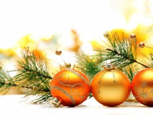 Bolas doradas y ramitas de pino para adornar en Navidad