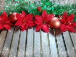 Decoración navideña sobre unas tablas de madera