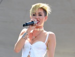 Miley Cyrus en un concierto al aire libre