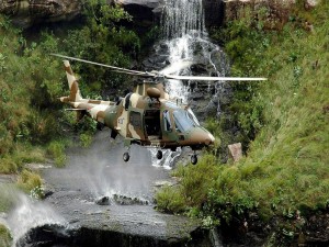 Helicóptero sobre una cascada