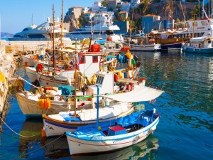 Barcos atracados en el muelle (Santorini, Grecia)
