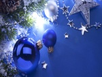 Lindos adornos y bolas azules para Navidad