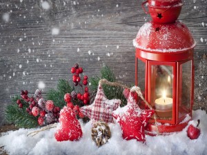 Farolillo rojo con una vela y adornos de Navidad
