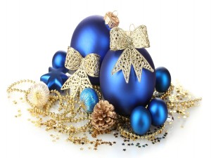 Bolas azules y otros adornos navideños dorados