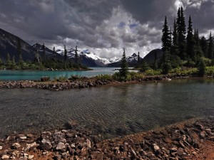 Un río próximo a las montañas