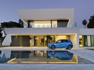 Un Mercedes-Benz Clase A de color azul junto a una casa