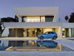Un Mercedes-Benz Clase A de color azul junto a una casa