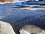 Capas de hielo en la superficie de un río